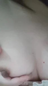看奶子，玩过这个母狗的肯定能认出来