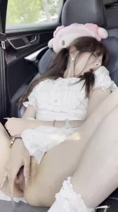 临沂主播被摄影师约炮，私下极品反差车上直接抠穴